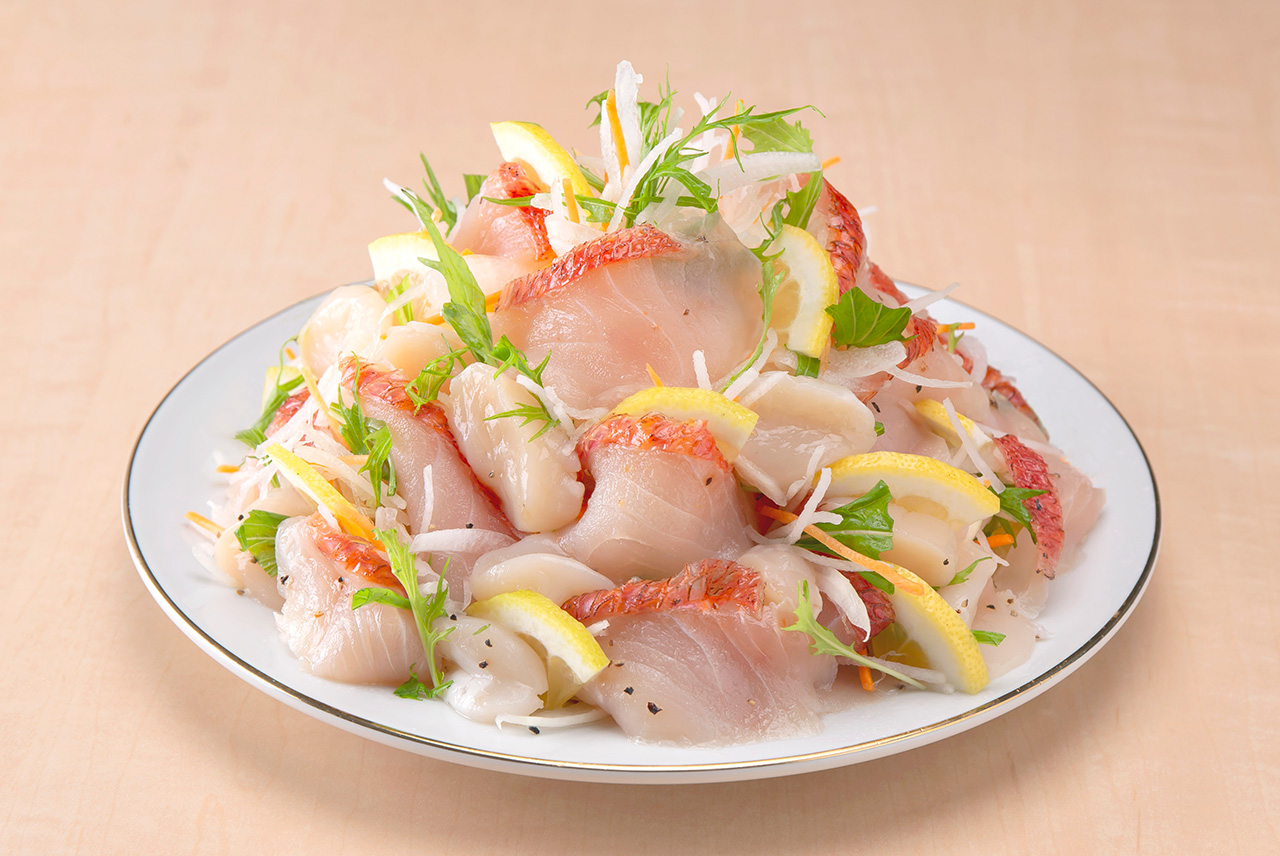 『金目鯛と帆立のカルパチョ風サラダ』（税込735円／100g）