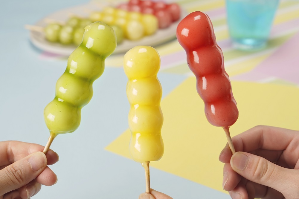 『カラフルうるるん団子』＜左からマスカット、パイナップル、いちご＞　（各税込324円／1本）